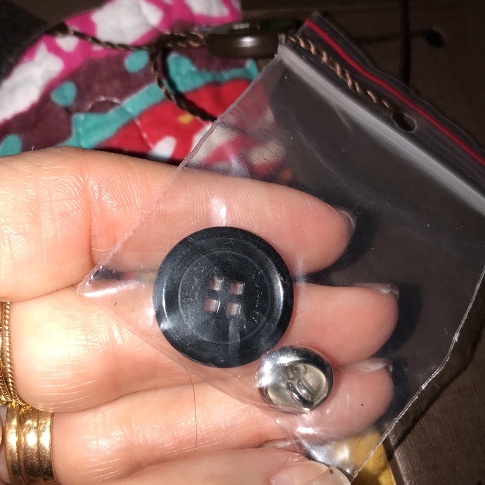 Louis Vuitton Extra Buttons & Thread - Picture 5 of 8